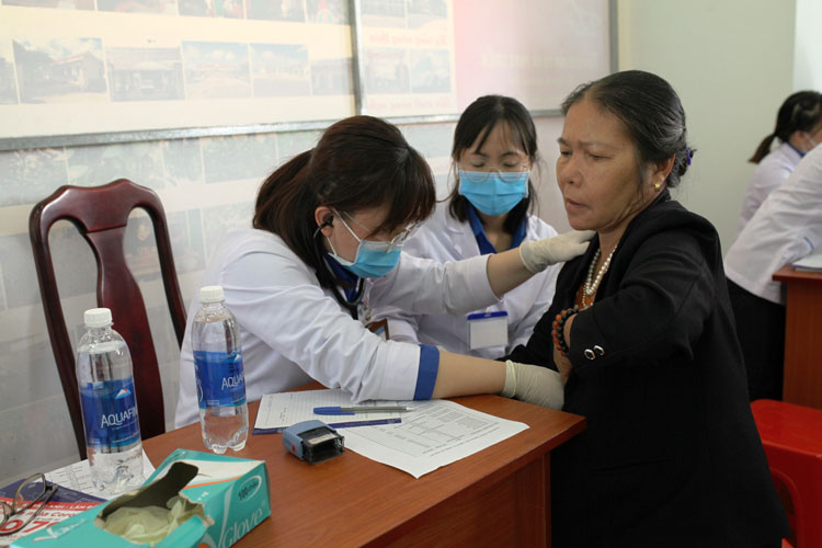 Cụm đoàn khối thi đua Cảnh sát Nhân dân tổ chức tuyên truyền luật và khám chữa bệnh, cấp phát thuốc miễn phí cho người dân
