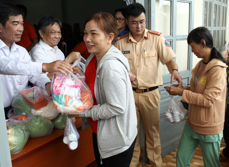 Đoàn cơ sở Phòng Cảnh sát Giao thông và các cơ sở đoàn thuộc cụm thi đua khối Cảnh sát Nhân dân và các đơn vị đã phát 300 phần quà gồm các nhu yếu phẩm cho bà con có hoàn cảnh khó khăn