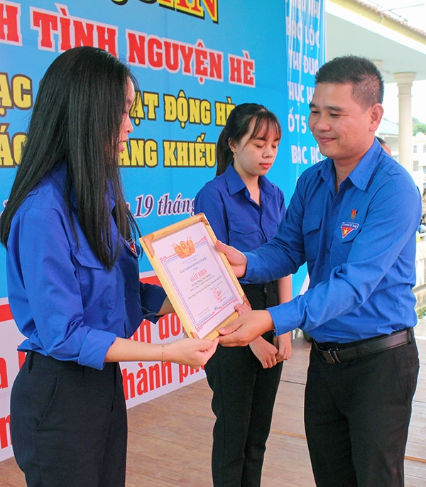 Tặng giấy khen cho các cá nhân