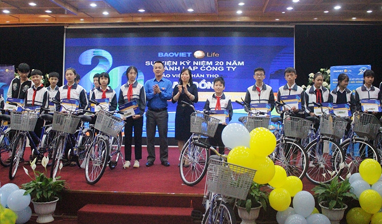 Bà Nguyễn Thị Mỵ - Phó Ban Tuyên giáo Tỉnh ủy và ông Phan Đức Thái- Phó Bí thư Tỉnh Đoàn, trao xe đạp cho các em học sinh vượt khó, học giỏi