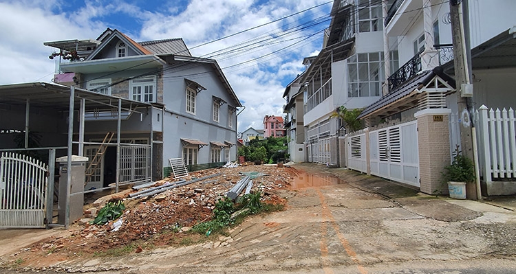 Thu hồi đất công, cho phép người dân sửa đường thông hành