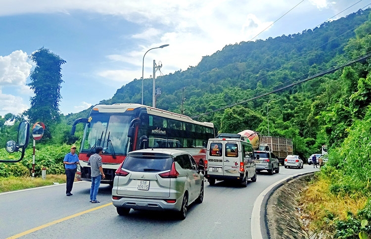 Va chạm giao thông trên đèo Bảo Lộc, xe cộ ùn ứ nhiều km