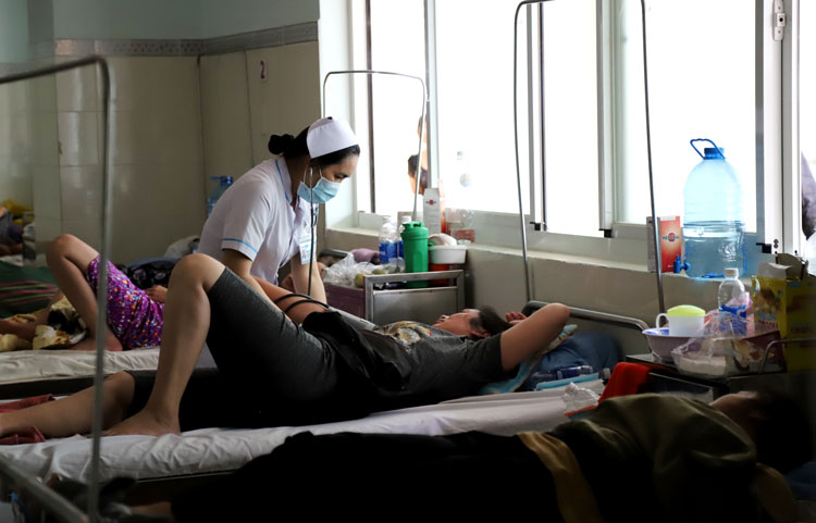 Hàng chục người nhập viện nghi ngộ độc thức ăn