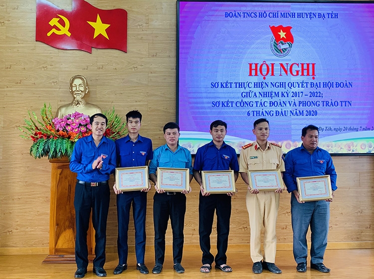 Các cơ sở Đoàn huyện Đạ Tẻh nhận đỡ đầu 60 em học sinh có hoàn cảnh khó khăn