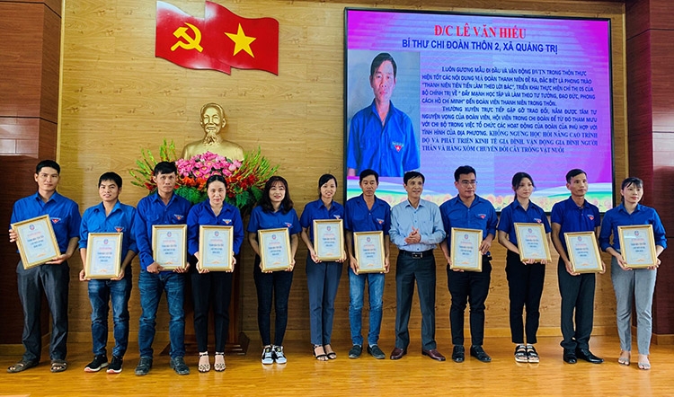 Đồng chí Nguyễn Mạnh Việt - Phó Bí thư Thường trực Huyện ủy Đạ Tẻh trao bằng tuyên dương thanh niên tiên tiến làm theo lời Bác