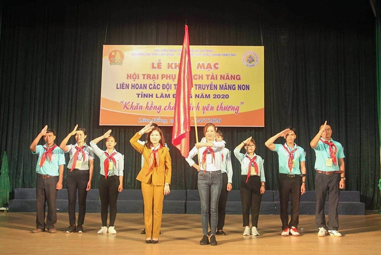 Khai mạc Hội trại &quot;Khăn hồng chắp cánh yêu thương&quot;