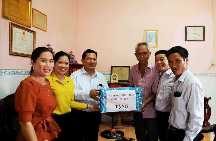 Phó Chủ tịch Thường trực HĐND tỉnh thăm, tặng quà gia đình bệnh binh K’Nam Dẹo