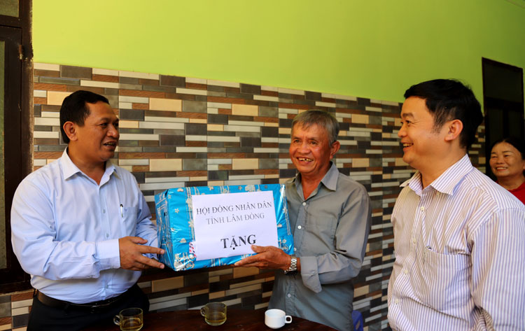 Đồng chí K’Mák cùng Đoàn công tác thăm, tặng quà gia đình nông dân sản xuất giỏi Đặng Văn Hiệp