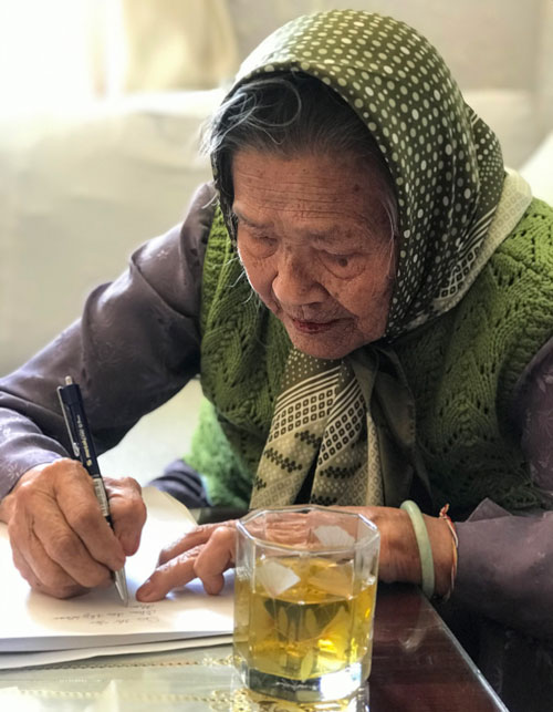 Bà Đào Thị Sáu còn viết chữ rất đẹp