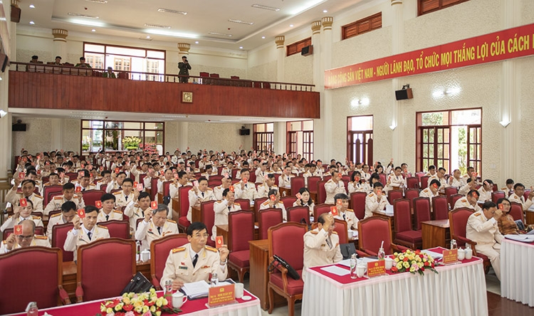 Các đại biểu biểu quyết thông qua dự thảo báo cáo chính trị