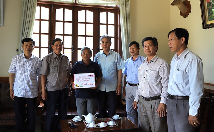 Phó Bí thư Thường trực Tỉnh ủy Lâm Đồng Trần Đức Quận thăm, tặng quà gia đình ông Phạm Công Thành