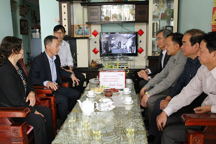 Phó Bí thư Thường trực Tỉnh ủy Lâm Đồng Trần Văn Hiệp ân cân hỏi thăm sức khỏe, đời sống của gia đình bà Lê Thị Thảo