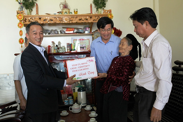 Bà Nguyễn Thị Kẹo bày tỏ sự vui mừng trước sự quan tâm chu đáo của cấp ủy, chính quyền, các ban ngành đoàn thể đã động viên thăm hỏi, tặng quà vào mỗi dịp lễ, tết