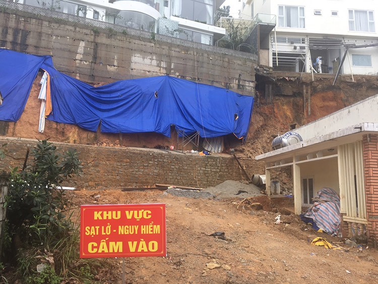 Di dời khẩn cấp 44 người dân khỏi vùng sạt lở