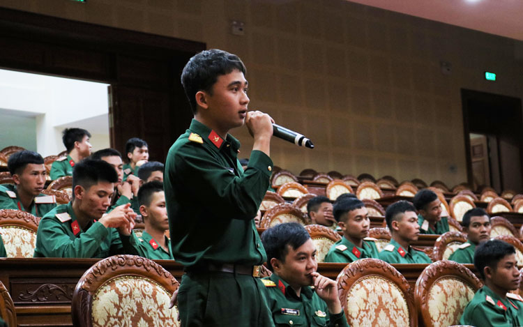 Cán bộ, chiến sỹ, đoàn viên, thanh niên tham gia phần thi vấn đáp
