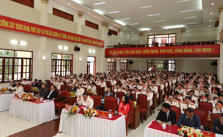 Các đại biểu biểu quyết thông qua chỉ tiêu Nghị quyết Đại hội