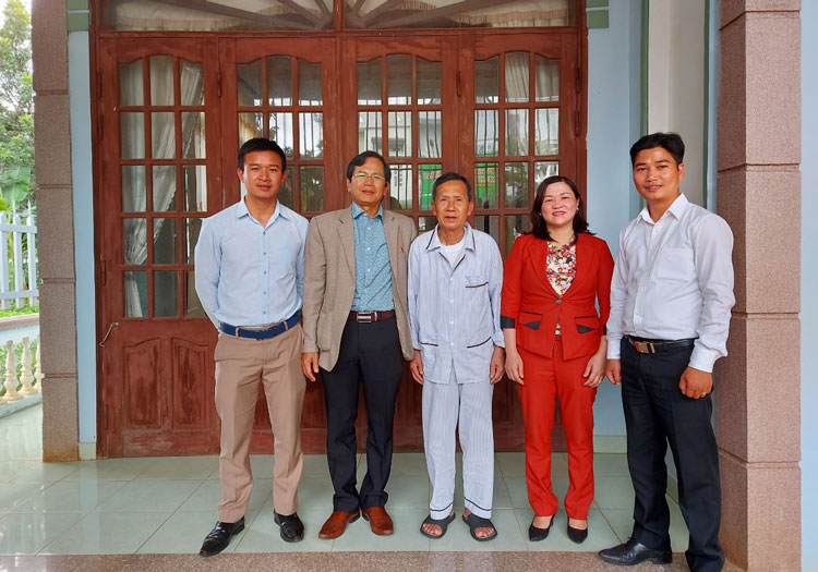 Thăm tặng quà cho Anh hùng Lực lượng Vũ trang Nhân dân tại Đức Trọng