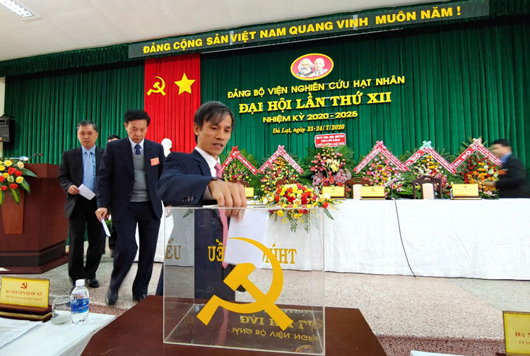 Các đại biểu bỏ phiếu bầu Ban Chấp hàn