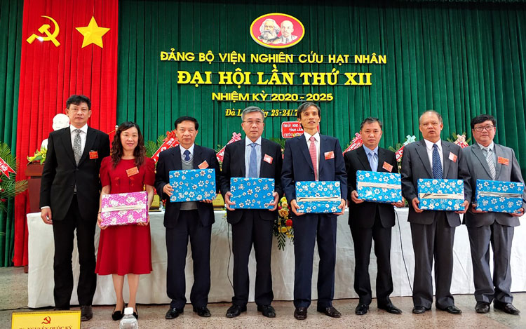 Tặng quà chia tay các ủy viên Ban Chấp hành nhiệm kỳ 2015 - 2020
