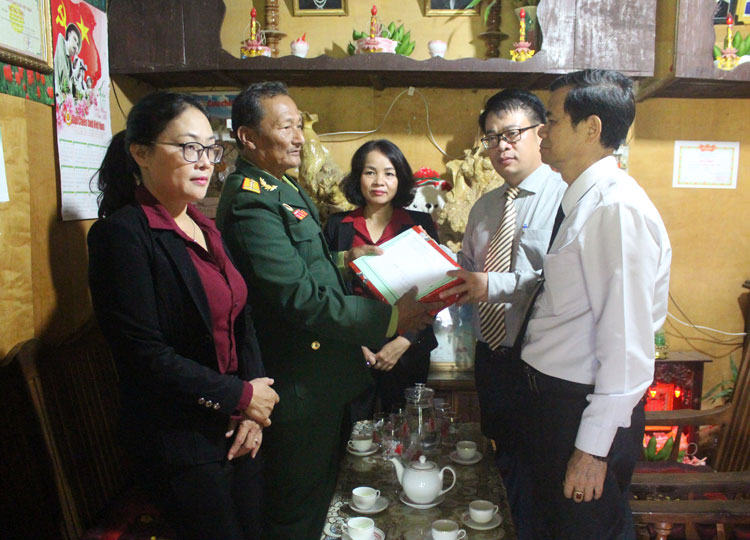 Bí thư Huyện ủy Đức Trọng Nguyễn Ngọc Phúc thăm, tặng quà thương binh Lê Trọng Oanh