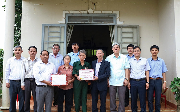 Phó Bí thư Tỉnh ủy thăm, tặng quà các gia đình chính sách