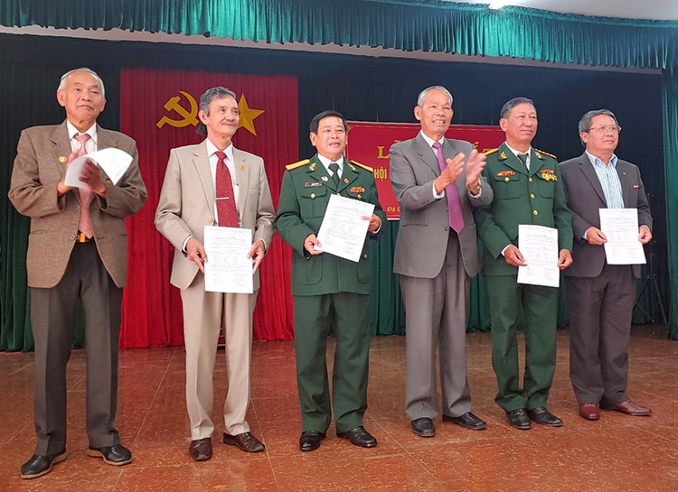 Trao Quyết định thành lập Chi hội cho các thành viên Ban Chấp hành