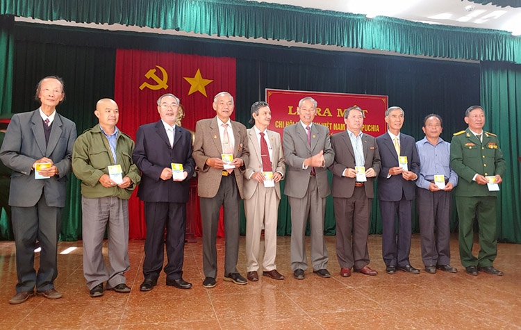 Trao thẻ hội viên cho các hội viên sáng lập Chi hội