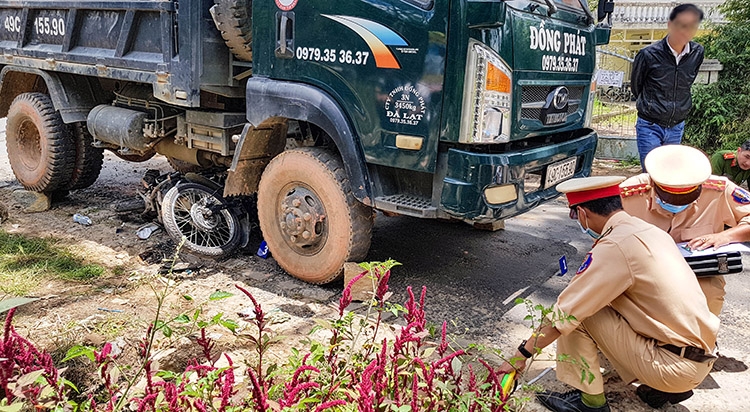 Xe tải lùi thiếu quan sát, cán một phụ nữ bị thương nặng