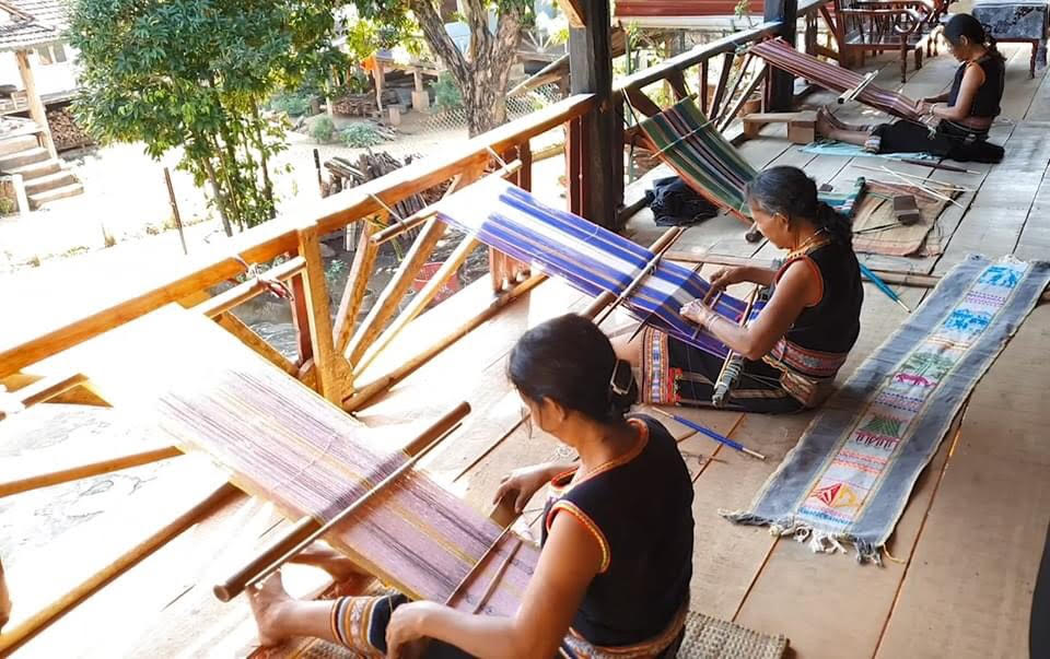 Lớp dạy thổ cẩm truyền thống