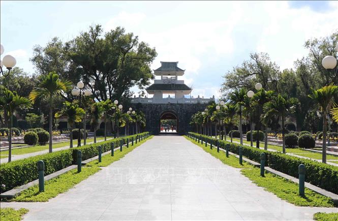 Lễ đài và gác chuông của nghĩa trang có kiến trúc của công trình Khuê Văn Các