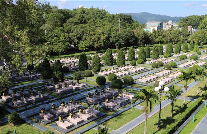 Nghĩa trang luôn được trông nom, chăm sóc, bảo vệ, hương khói quanh năm nên không gian ở đây rất yên tĩnh, không khí trong lành, môi trường xanh, sạch