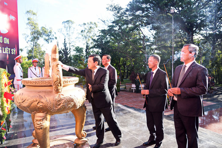 Đại biểu dâng hoa và thắp hương tại Đài tưởng niệm