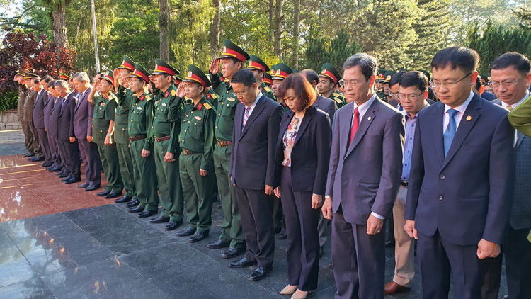 Các đại biểu dành một phút mặc niệm tưởng nhớ công ơn các anh hùng, liệt sĩ