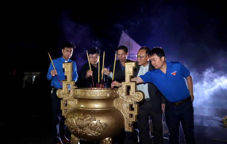 Các đại biểu dâng hương tại Nghĩa trang liệt sỹ TP Bảo Lộc