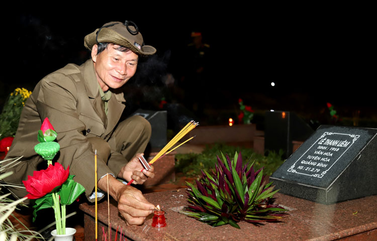 Thắp nến, dâng hương tưởng nhớ đồng đội