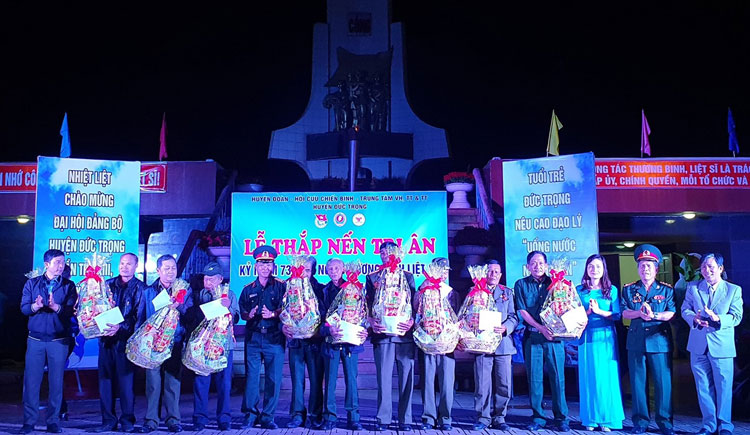 Trao quà cho các thương binh, bệnh binh, gia đình có công với cách mạng trên địa bàn huyện tại lễ thắp nến tri ân
