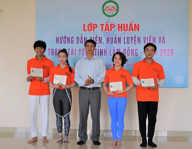 Ông Nguyễn Tiến Hải - Phó Giám đốc Sở Văn hóa Thể thao và Du lịch Lâm Đồng trao chứng nhận hoàn tất khóa học cho học viên