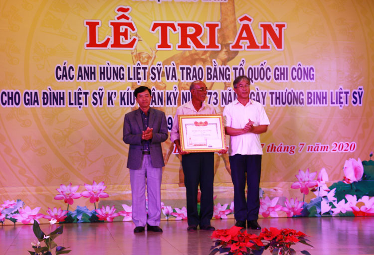Tri ân các anh hùng liệt sỹ và truy tặng bằng Tổ quốc ghi công