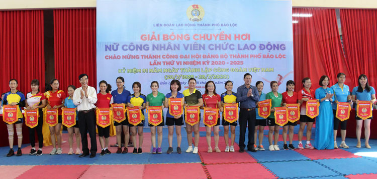190 VĐV dự Giải Bóng chuyền hơi nữ công nhân viên chức lao động Bảo Lộc