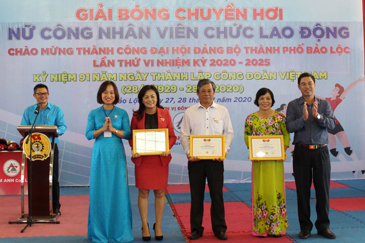 Tặng kỷ niệm chương Vì sự nghiệp Công đoàn cho các công đoàn thuộc Liên đoàn Lao động TP Bảo Lộc