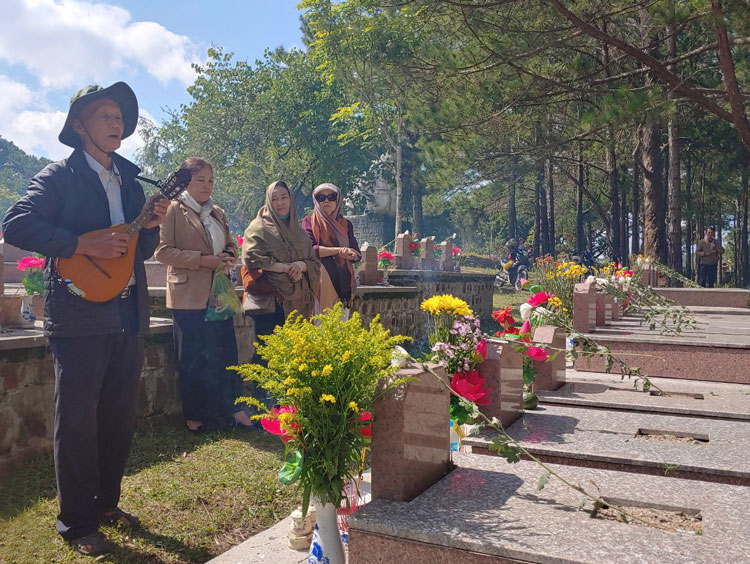 Chú Hùng đang sinh sống ở TP Hồ Chí Minh (từng chiến đấu ở căn cứ địa Núi Voi) hát cho đồng đội nghe ở Nghĩa trang Liệt sĩ Đà Lạt