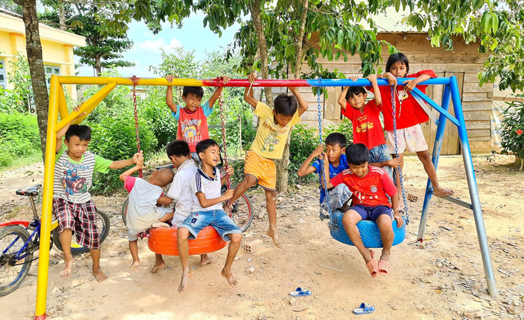 Xây dựng sân chơi cho thiếu nhi Thôn 4