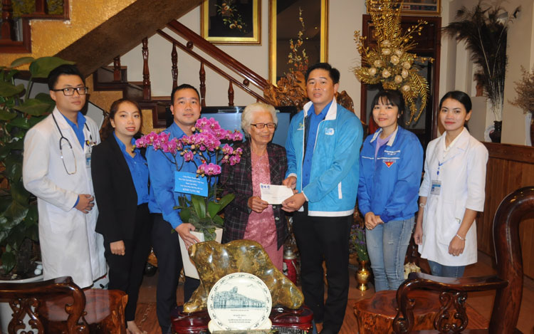 Tặng quà cho Mẹ VNAH Trần Thị Thung