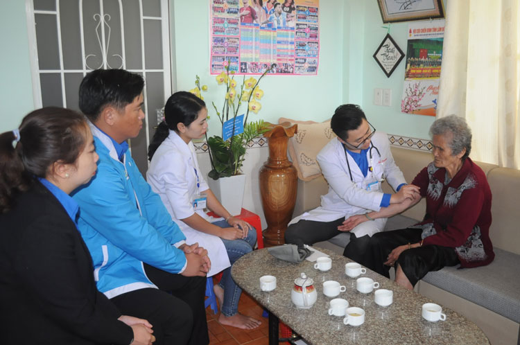 Kiểm tra sức khỏe cho Mẹ VNAH Đặng Thị Chi