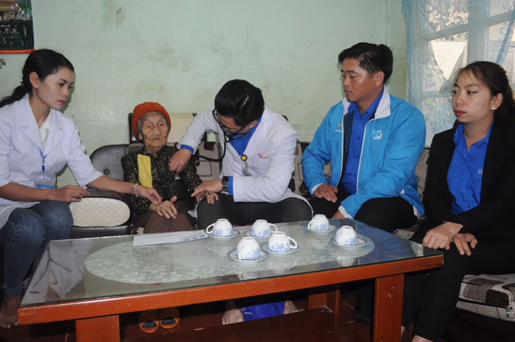 Khám bệnh cho Mẹ VNAH Nguyễn Thị Khù