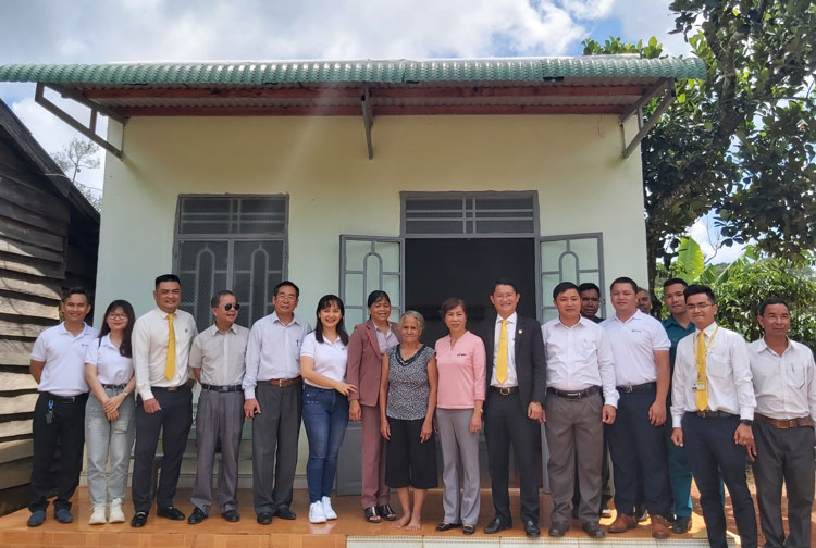 Ban Chỉ đạo 502 tỉnh và đại diện đơn vị tài trợ cùng các đại biểu và gia đình trước căn nhà đại đoàn kết vừa trao
