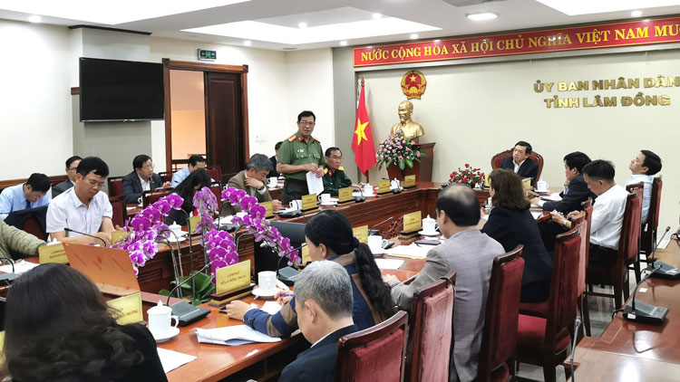Đại tá Lê Vinh Quy - Giám đốc Công an tỉnh phát biểu do chưa truy vết được các ca nghi nhiễm nên người dân cần đeo khẩu trang nơi công cộng để phòng bệnh thiết thực nhất