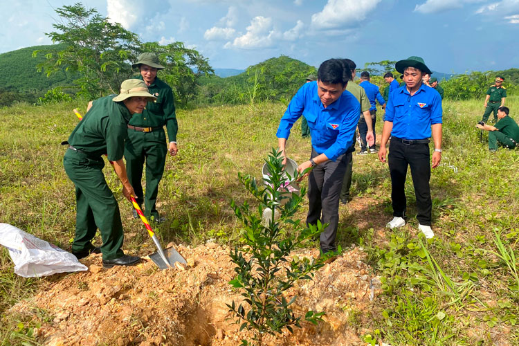 Hành quân về nguồn thăm chiến khu xưa