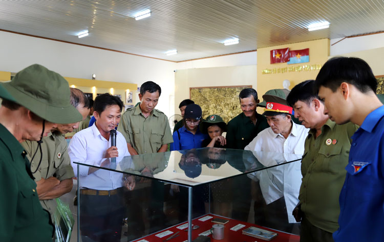 Đoàn công tác về nguồn TP Bảo Lộc tham quan và lắng nghe giới thiệu về lịch sử Khu VI cùng các hiện vật, kỷ vật trưng bày tại Nhà truyền thống Khu VI