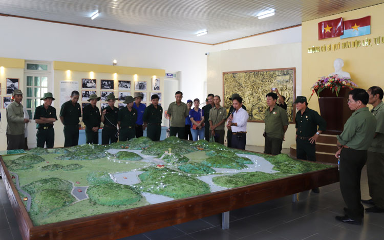 Sa bàn Khu căn cứ kháng chiến Khu VI tại Nhà truyền thống